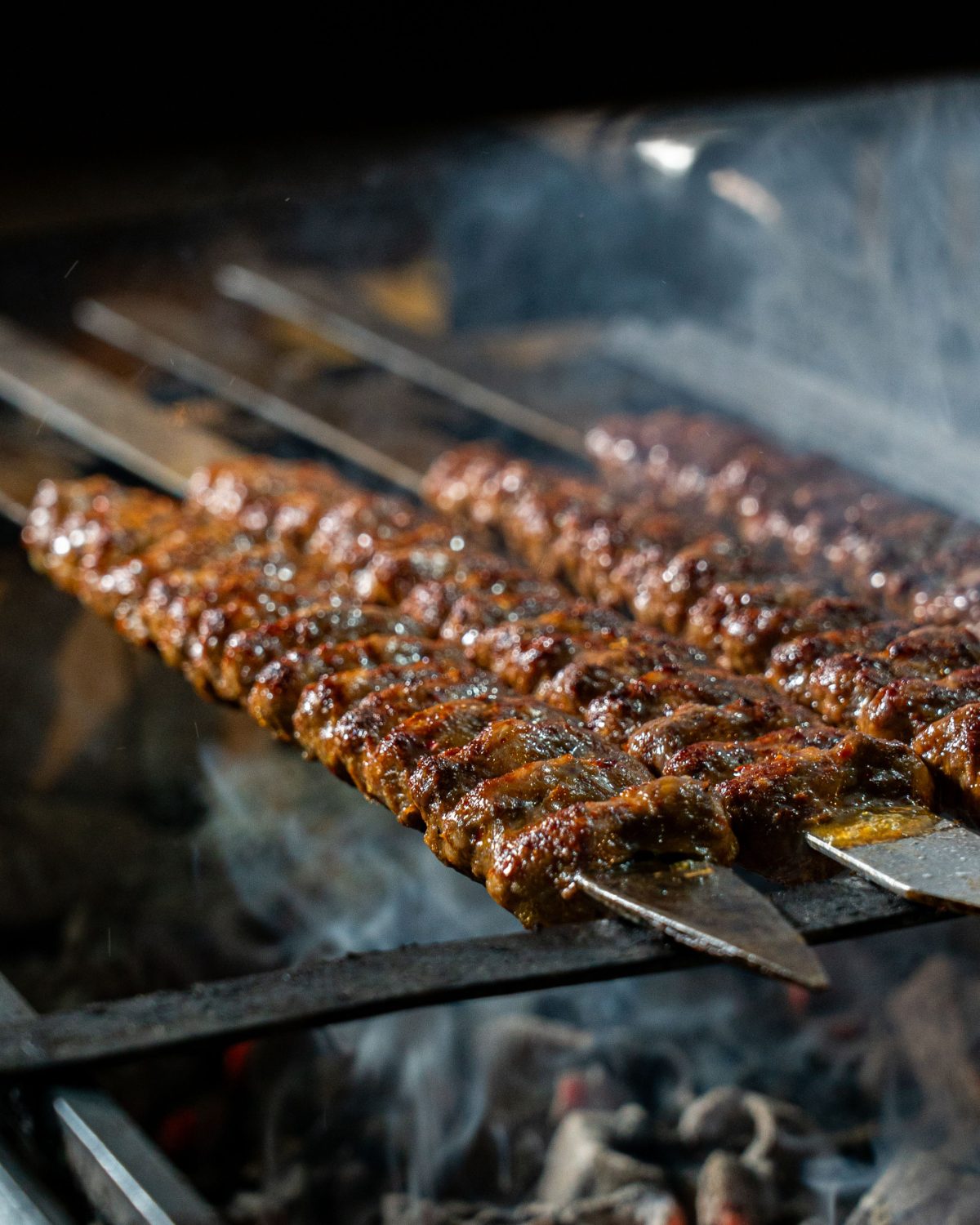 Brochettes adana sur la braise