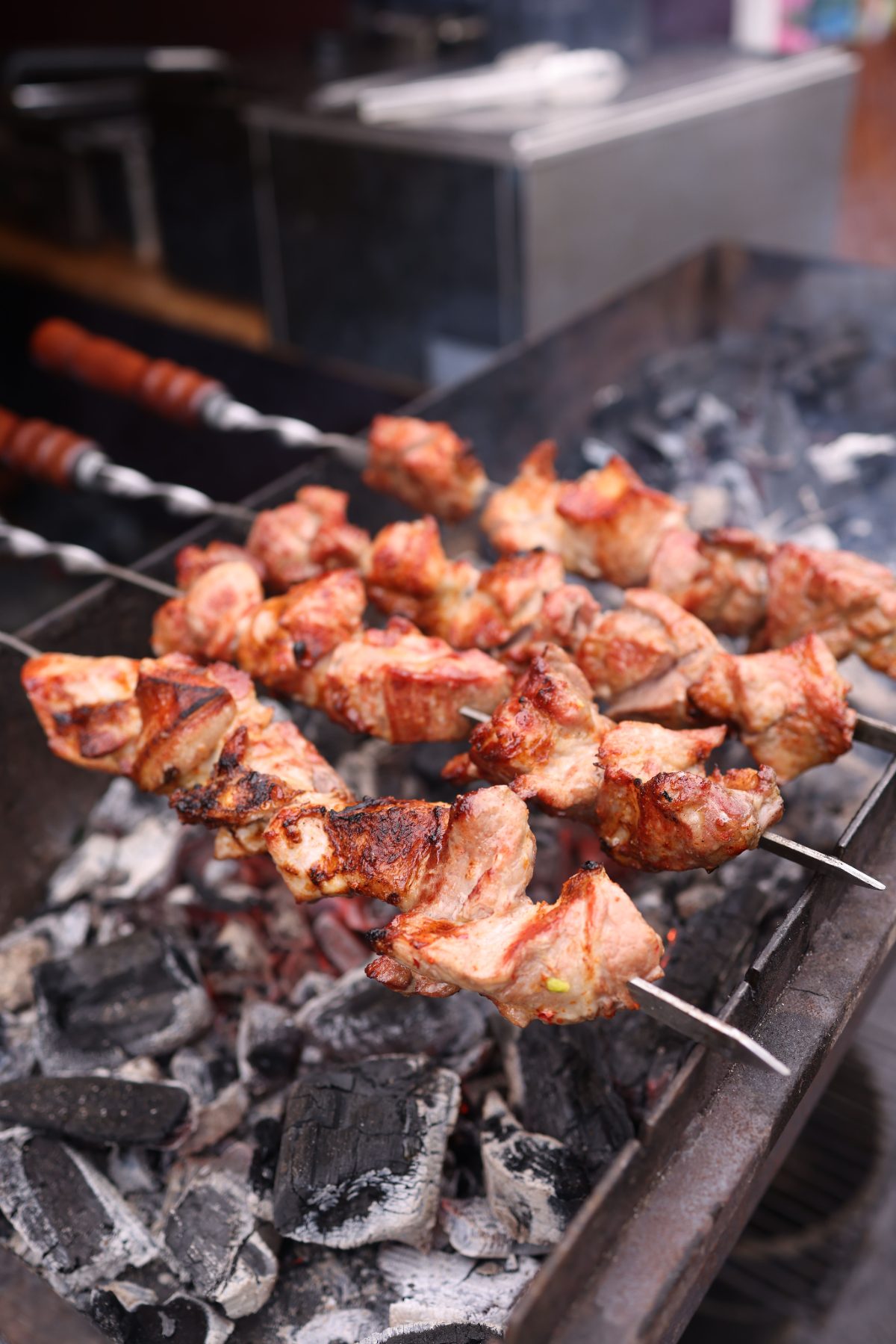Brochettes d'agneau grillées sur la braise