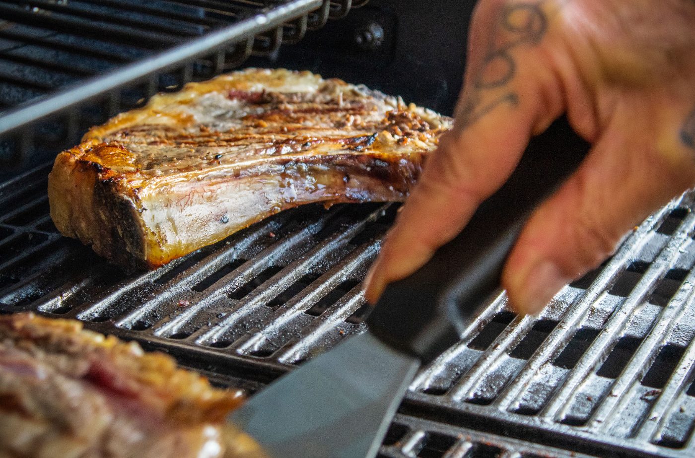 Viande retournée sur le grill