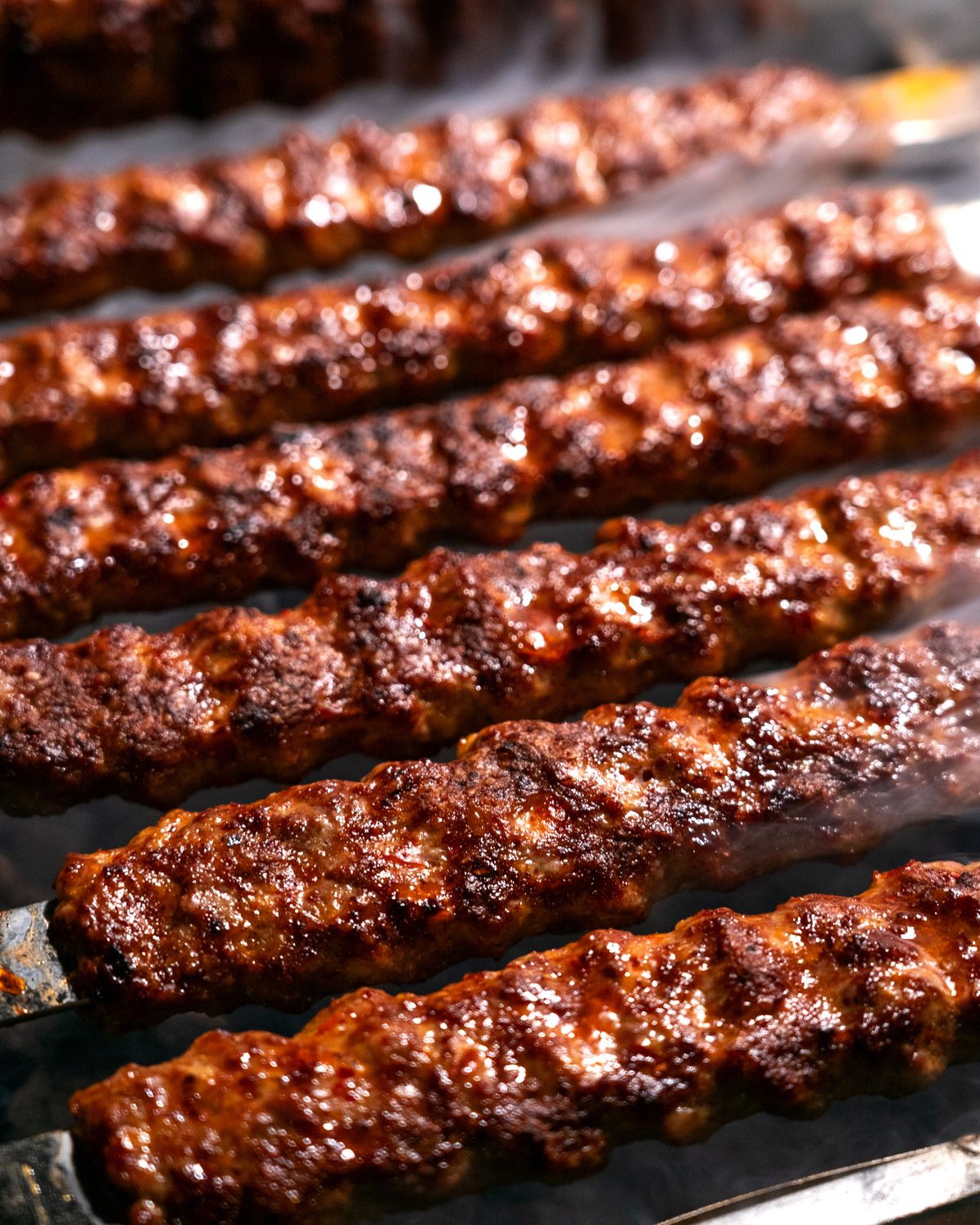 Brochettes de viande hachée grillée
