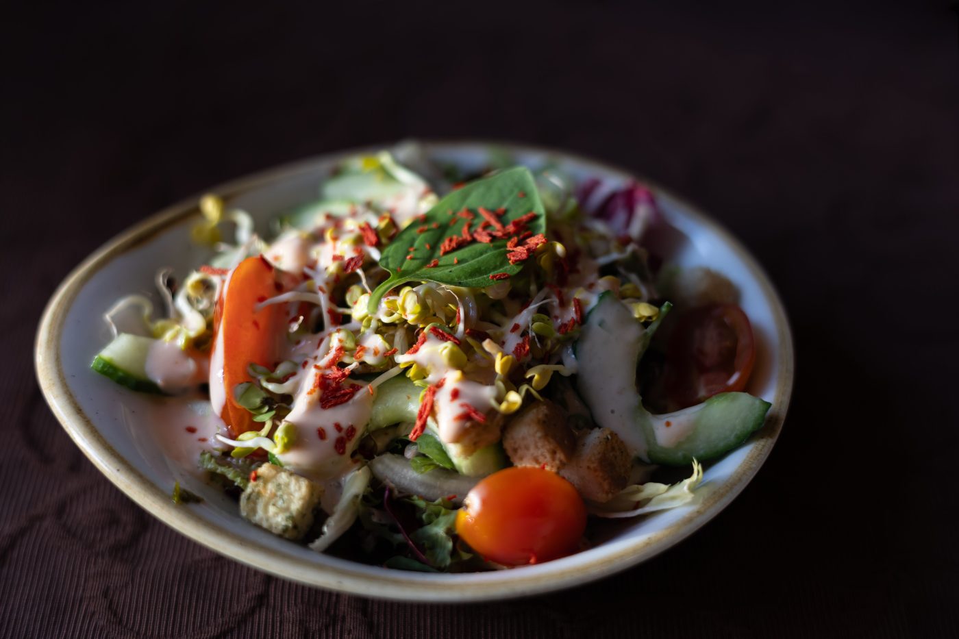 Salade avec sauce blanche